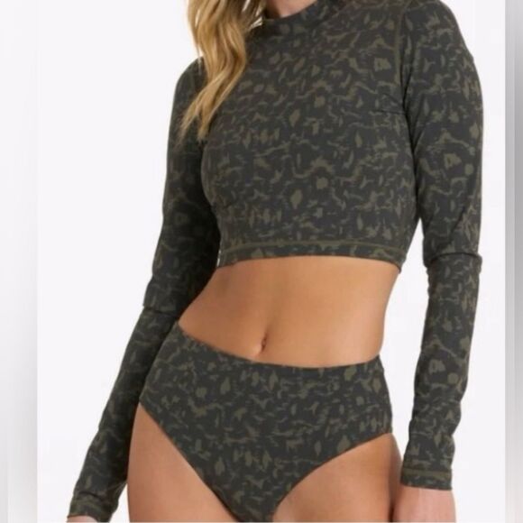 Vuori Dune Oregano Green Crop Swim Top Chic Edgy Feminine UPF 30+ Rash Guard XS - Picture 7 of 7